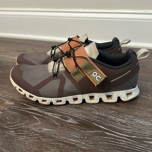 Women’s size 9.5 ON cloud walking shoes.